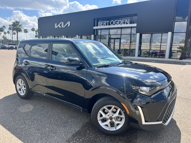 2025 Kia Soul LX's photo
