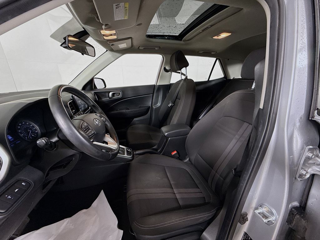 2022 Hyundai Venue SEL Limited photo 2