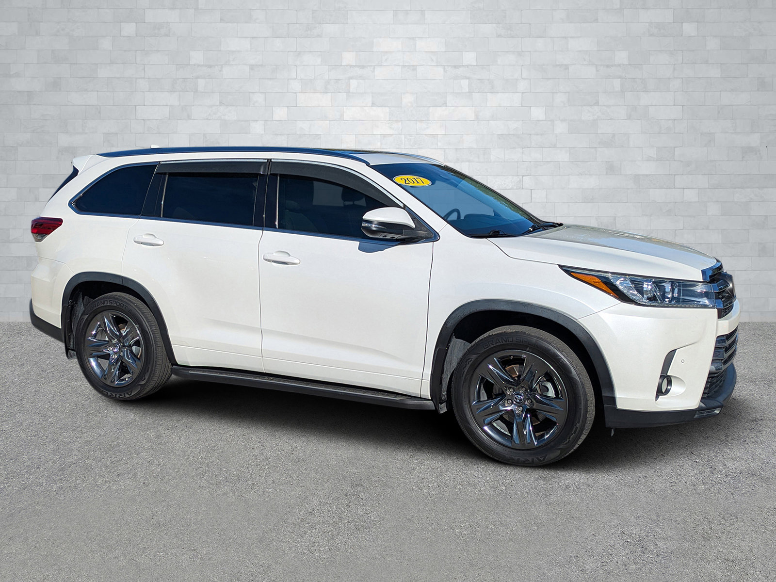 2017 Toyota Highlander Limited Platinum's photo