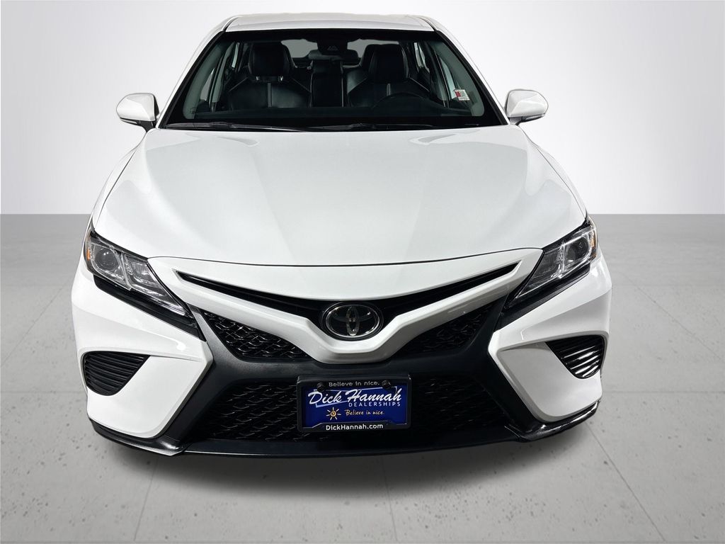 2020 Toyota Camry SE photo 3