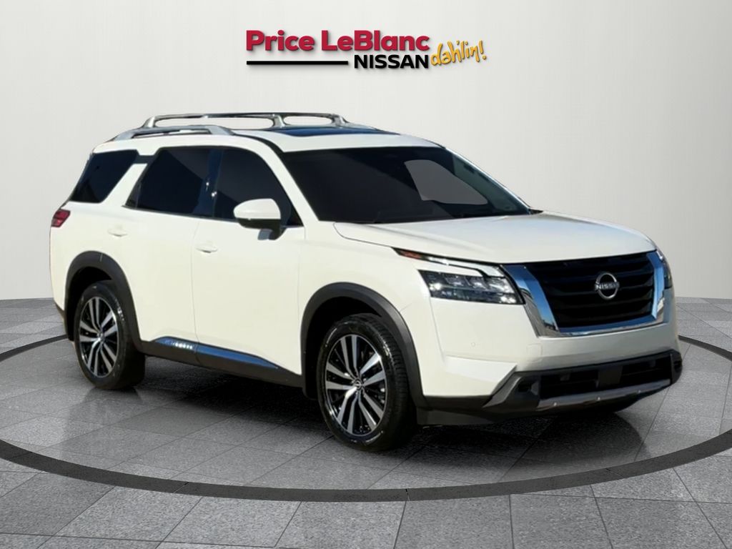 2024 Nissan Pathfinder Platinum's photo