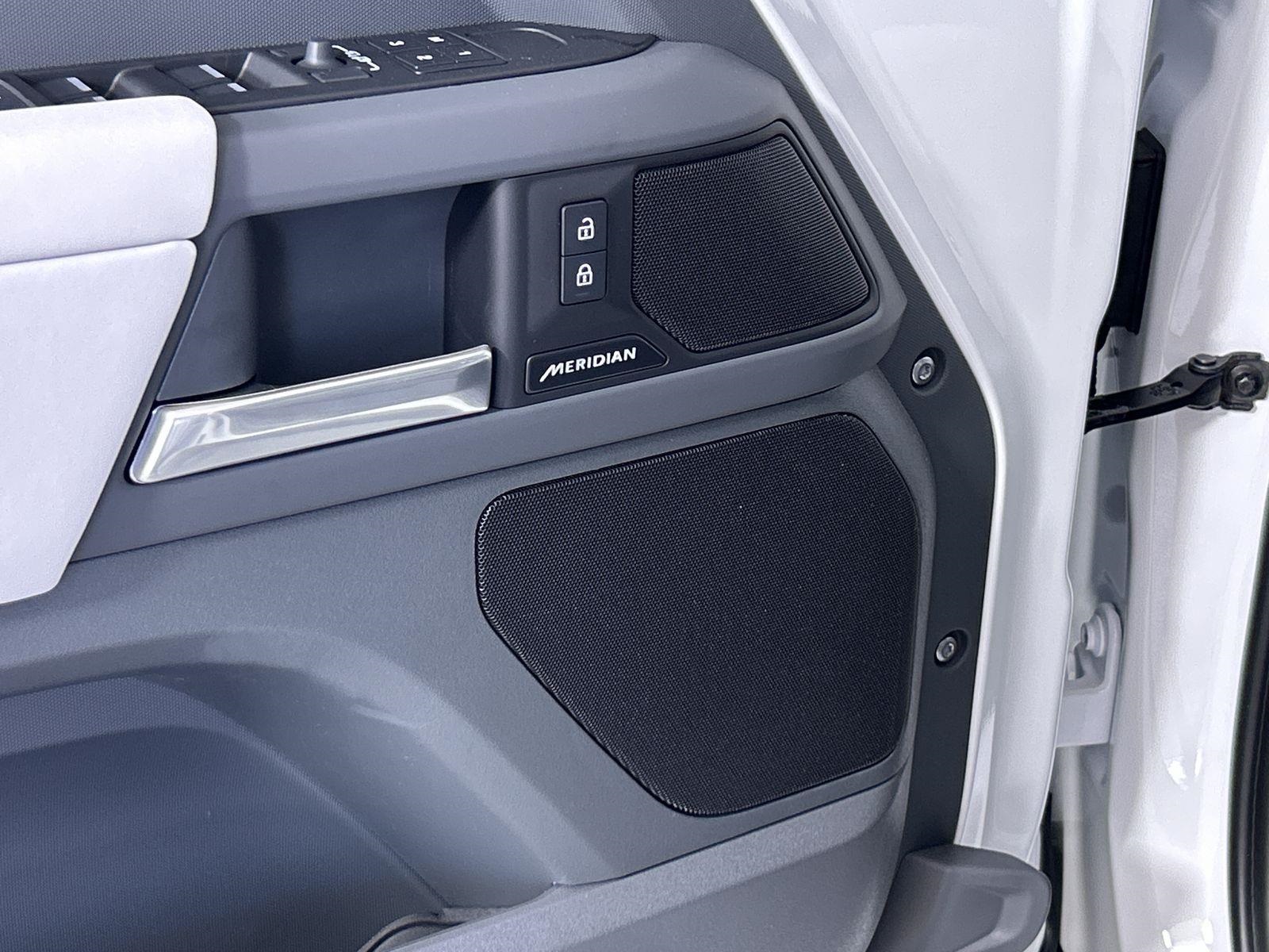 2025 Land Rover Defender 110 S photo 20