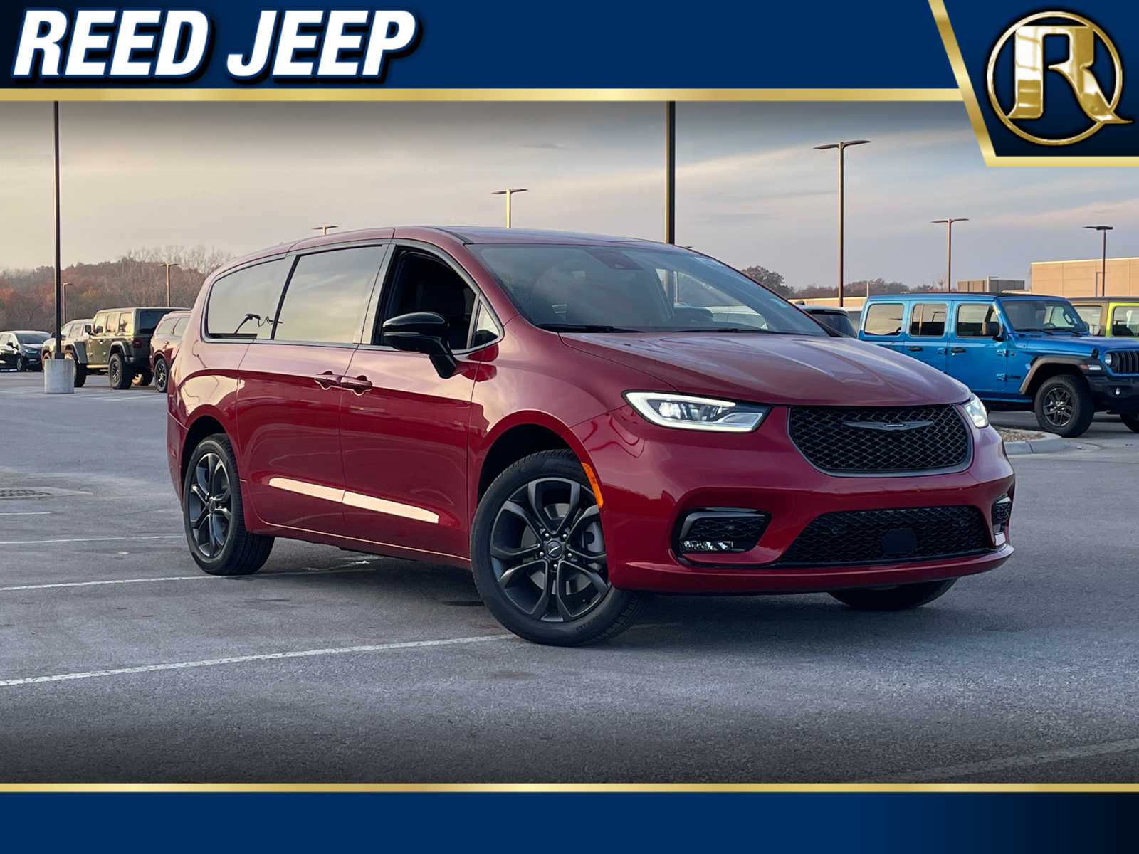 2026 Chrysler Pacifica Select's photo