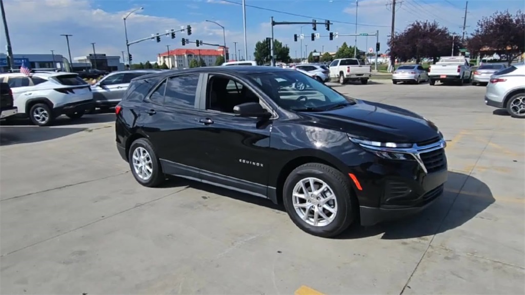 2022 Chevrolet Equinox LS photo 2