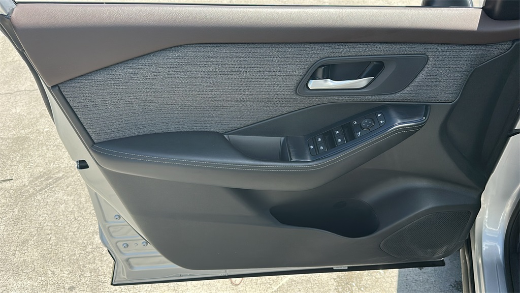 2023 Nissan Rogue SV photo 12