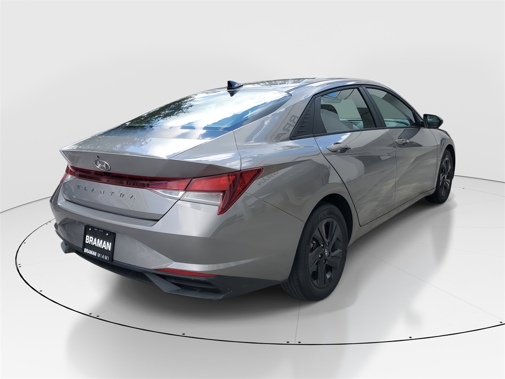 2022 Hyundai Elantra SEL photo 3