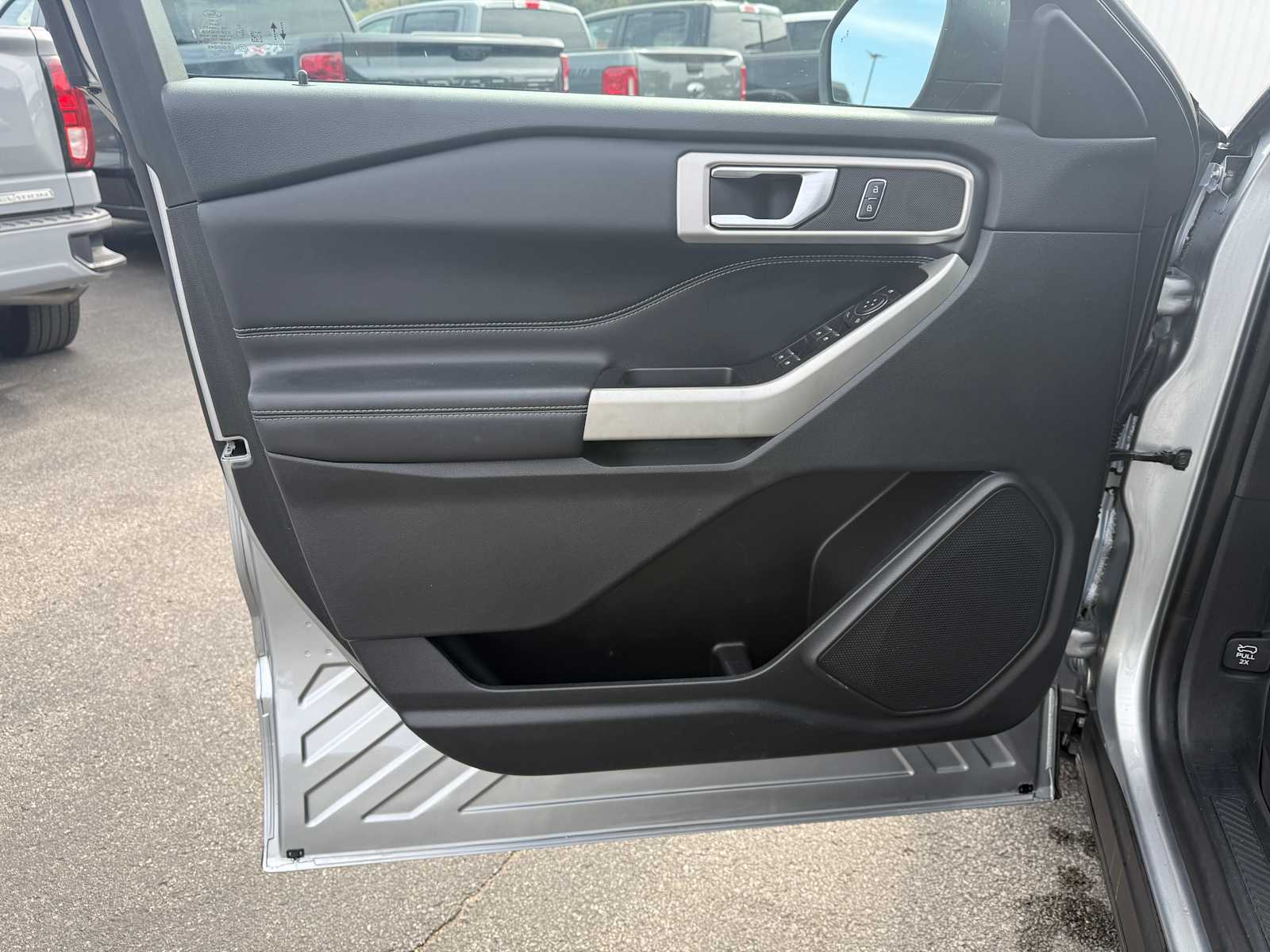 2021 Ford Explorer XLT photo 13