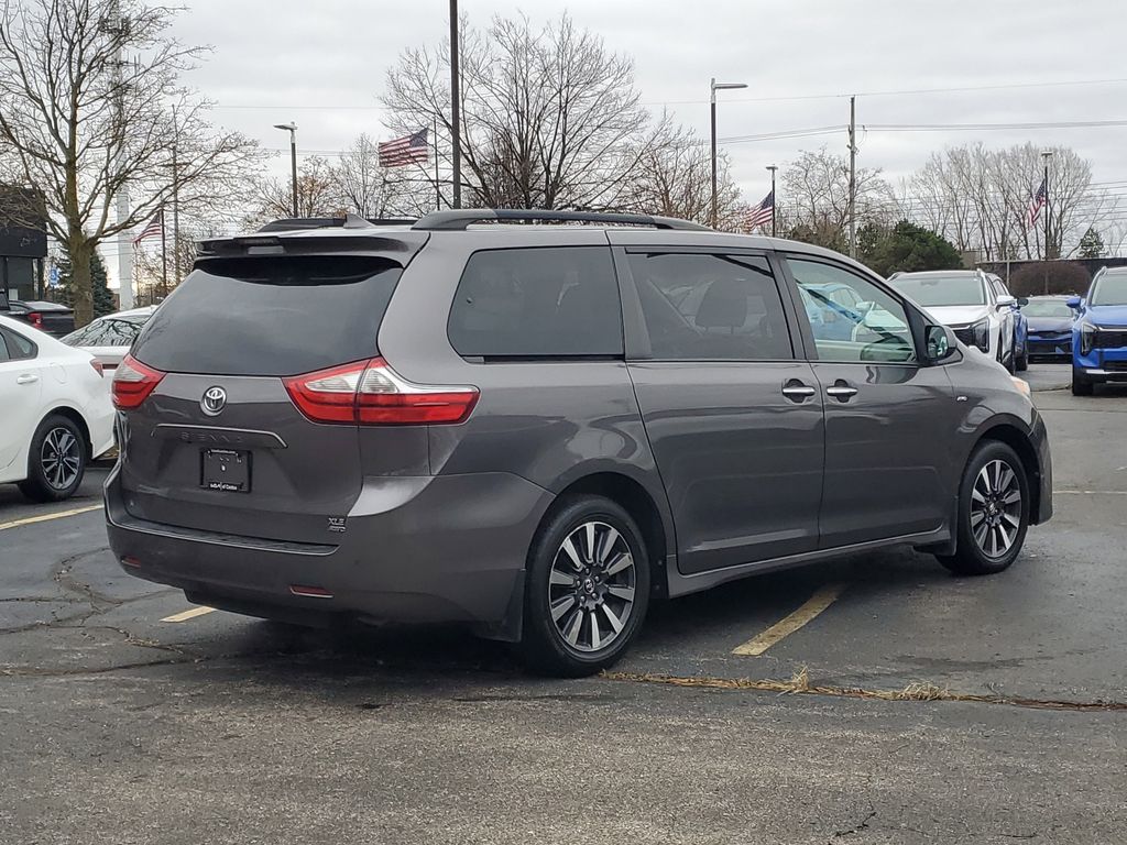 2019 Toyota Sienna Limited XLE Premium photo 4