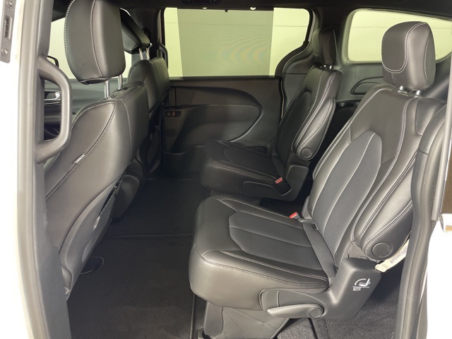 2025 Chrysler Pacifica photo 38