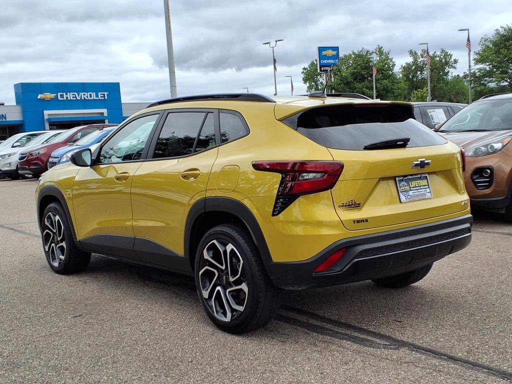 2024 Chevrolet Trax photo 2
