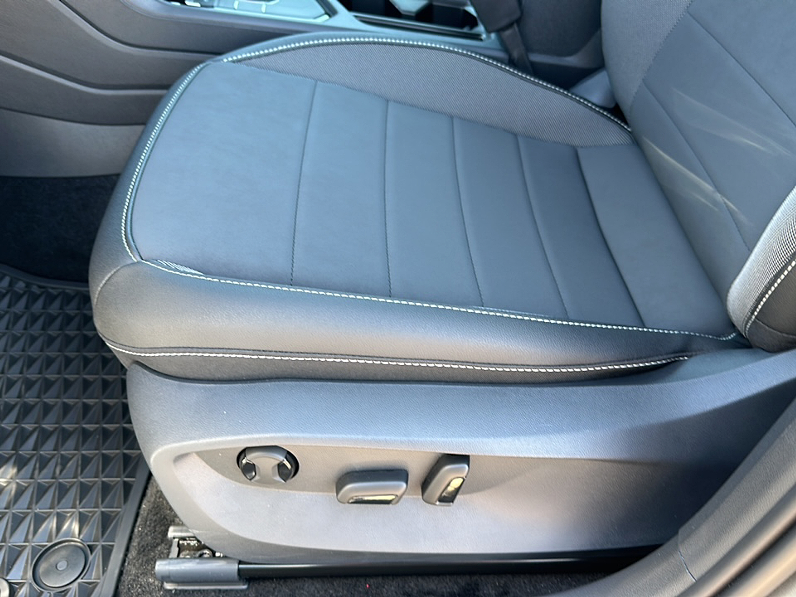 2024 Volkswagen Taos SE photo 2