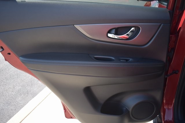 2016 Nissan Rogue SV photo 9