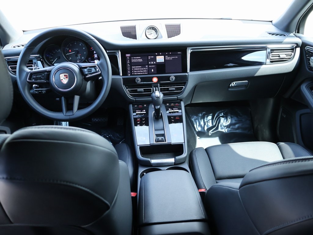 2025 Porsche Macan T photo 17