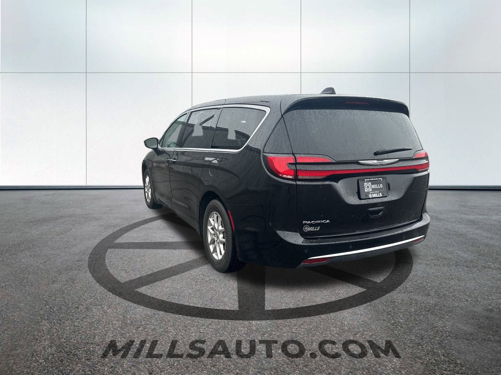 2024 Chrysler Pacifica Touring L photo 7