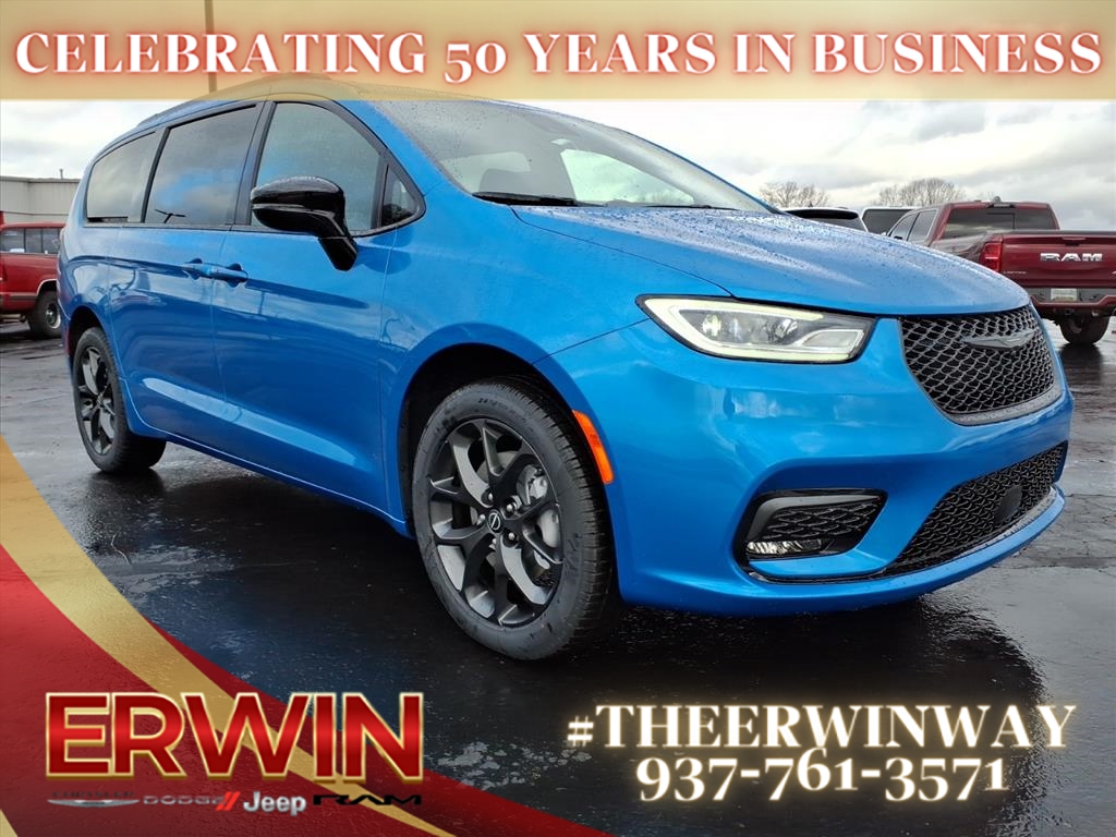 2026 Chrysler Pacifica Select's photo