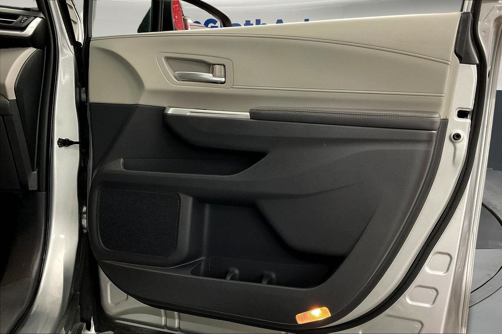 2021 Toyota Sienna XLE photo 23