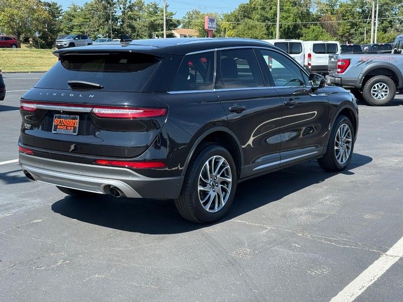 2022 Lincoln Corsair Standard photo 2