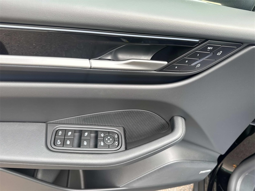 2025 Porsche Macan Electric photo 21