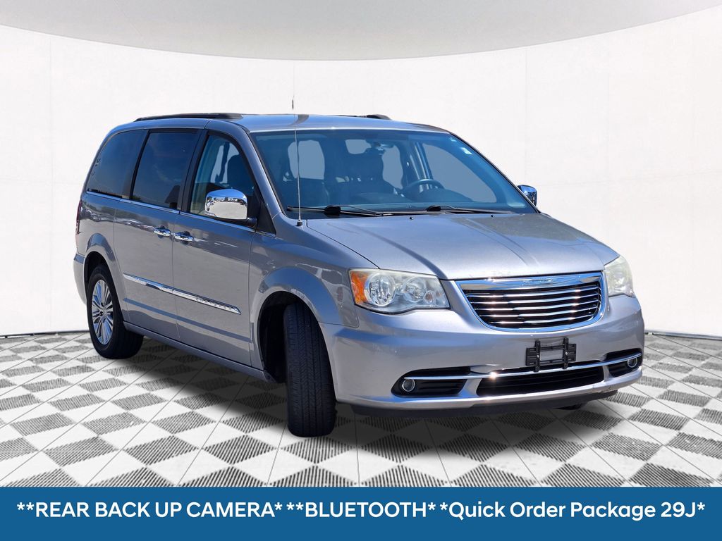 2013 Chrysler Town & Country photo 3