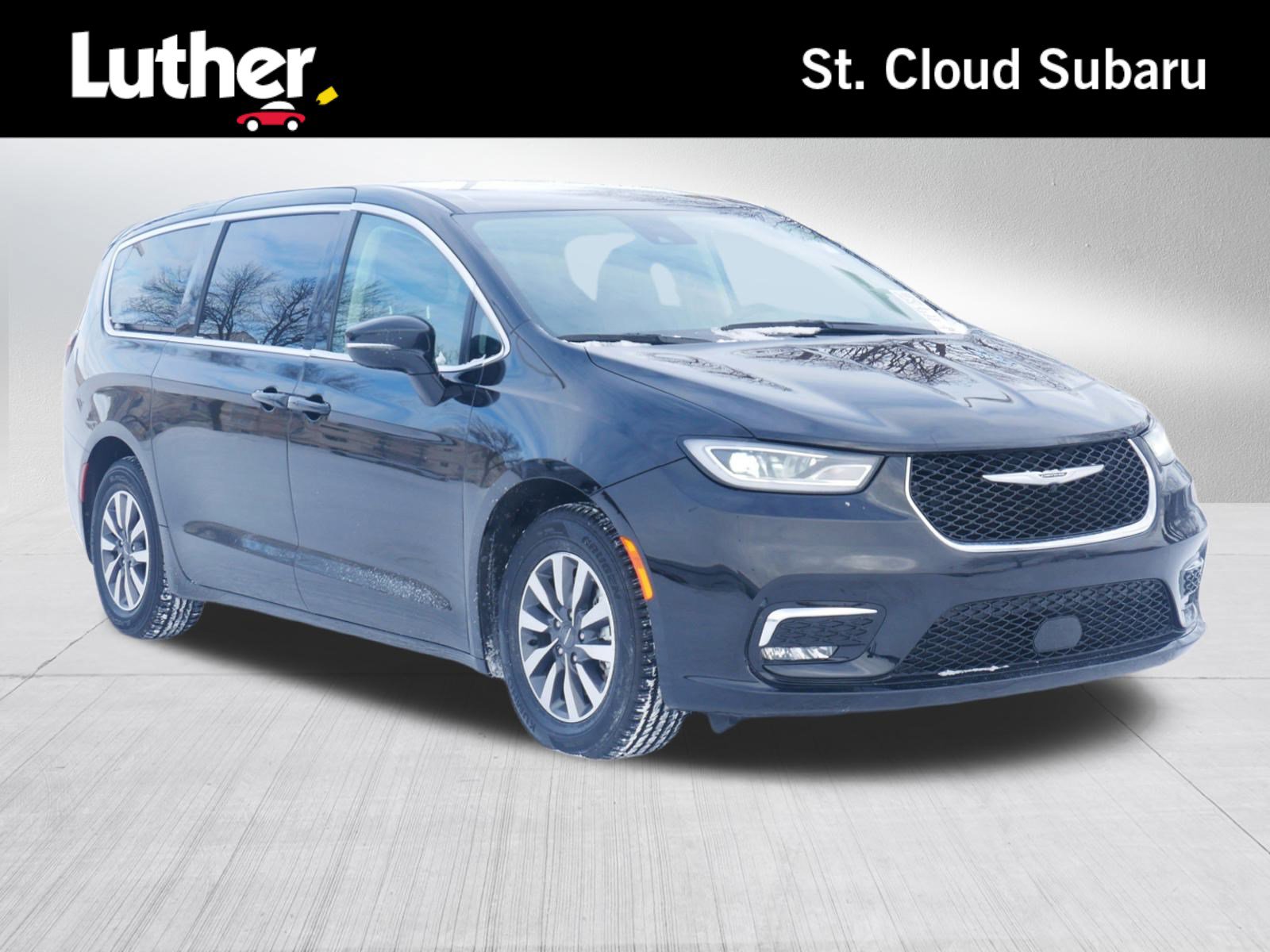 2024 Chrysler Pacifica PHEV Select's photo
