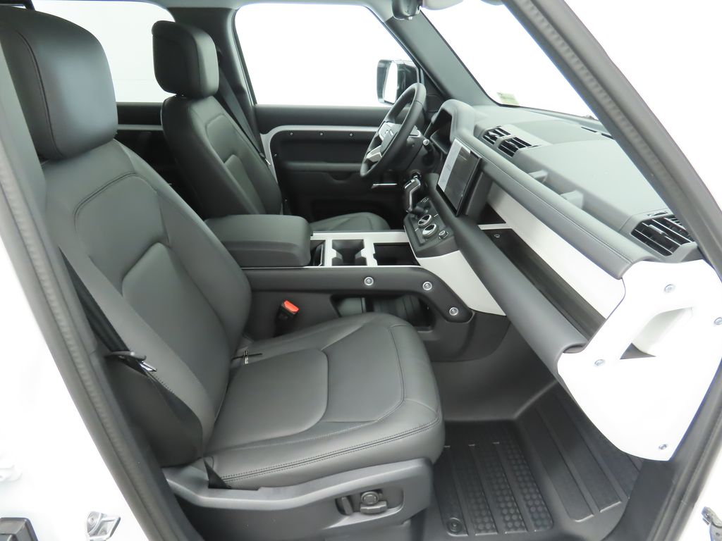 2025 Land Rover Defender 110 S photo 18