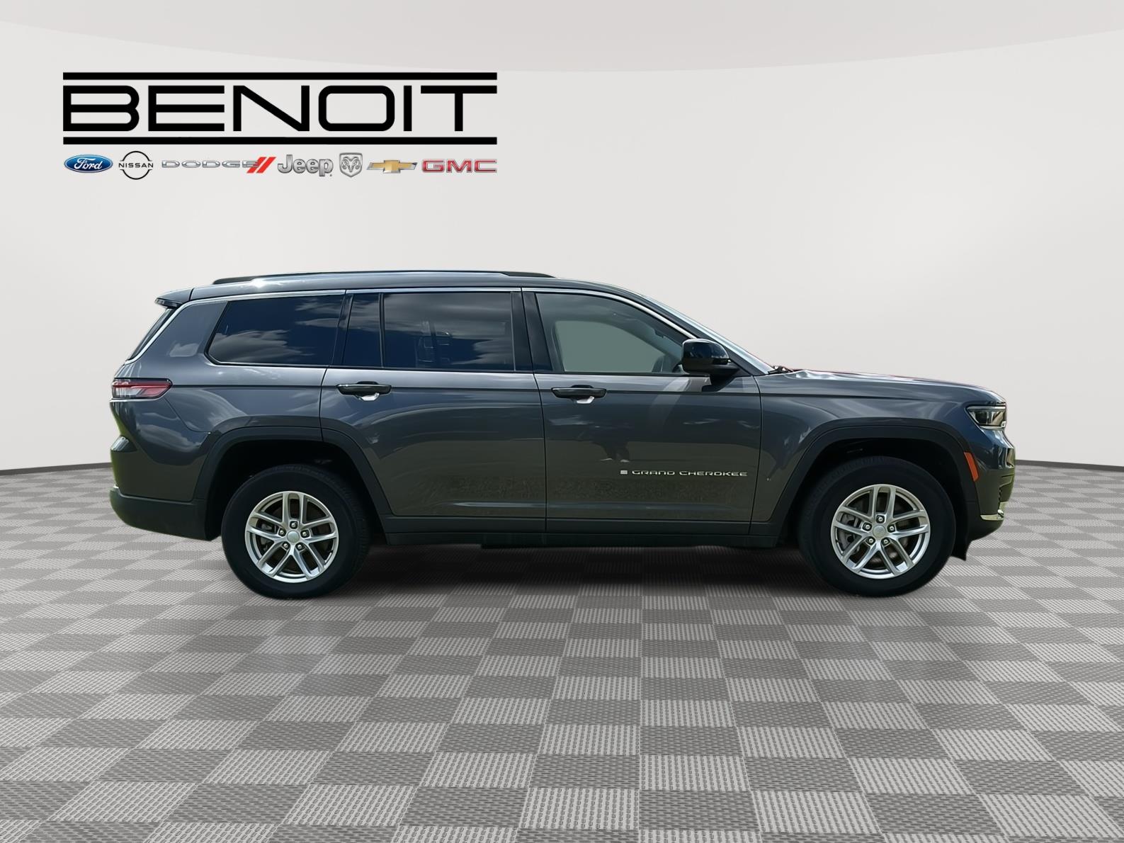 2023 Jeep Grand Cherokee Laredo photo 4