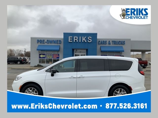 2025 Chrysler Pacifica Select's photo