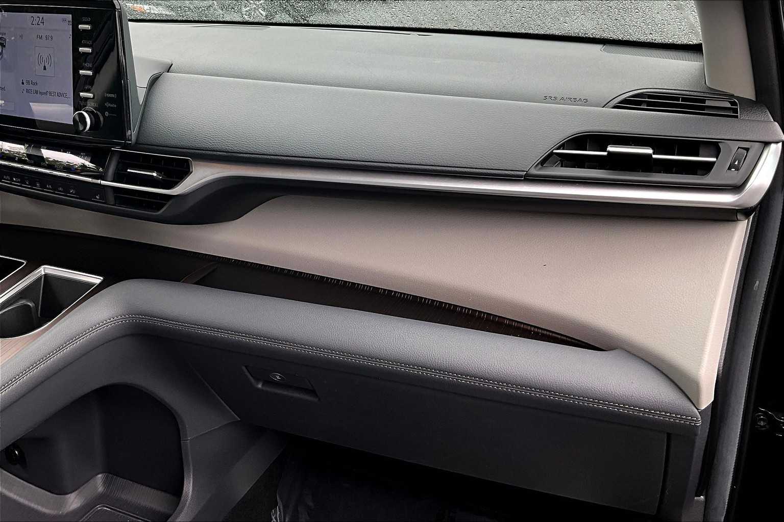 2024 Toyota Sienna XLE photo 18
