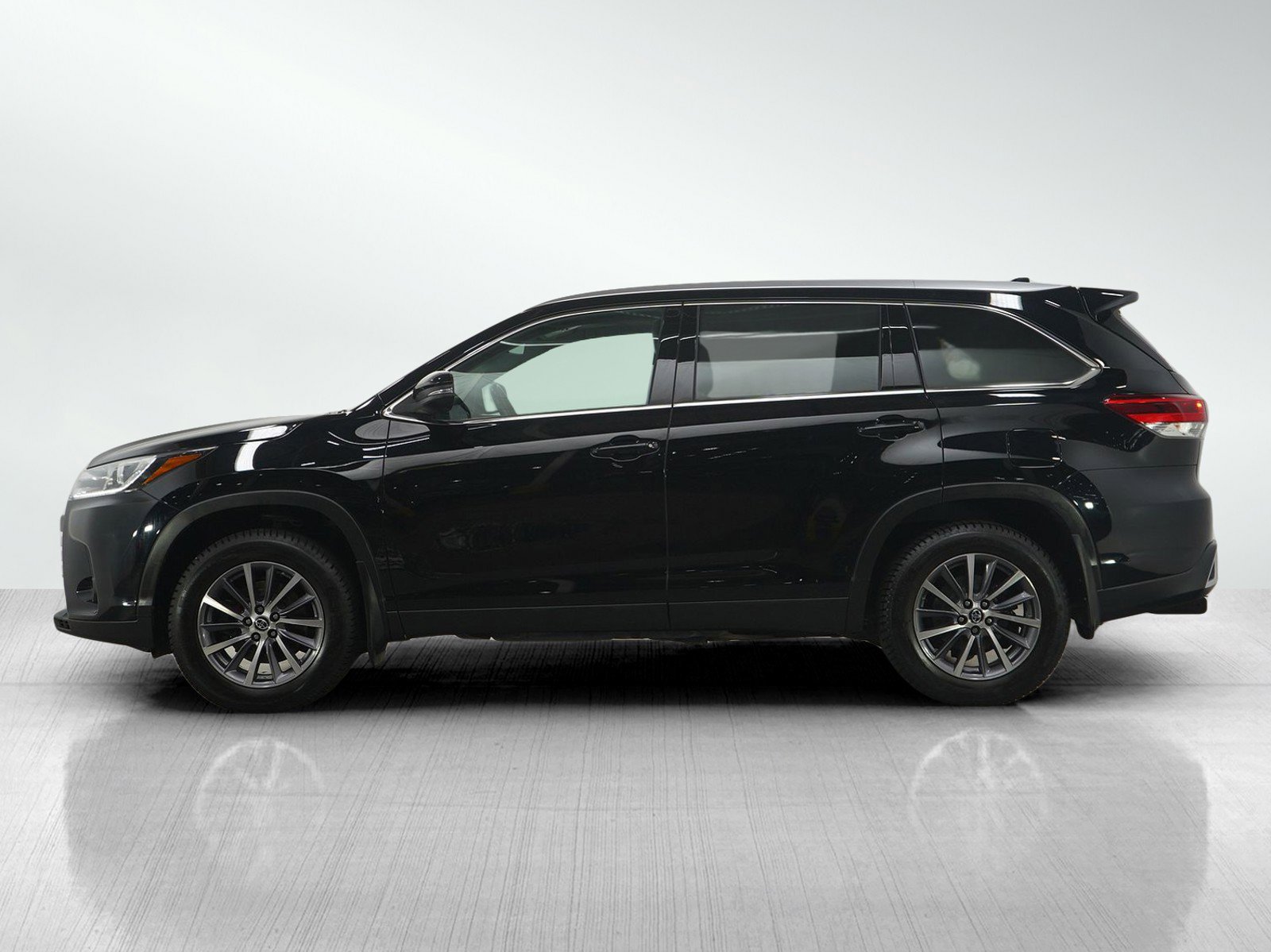 Used 2019 Toyota Highlander XLE with VIN 5TDJZRFH6KS598610 for sale in Brainerd, Minnesota