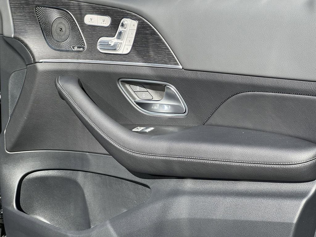 2025 Mercedes Benz GLS 450 4MATIC photo 13