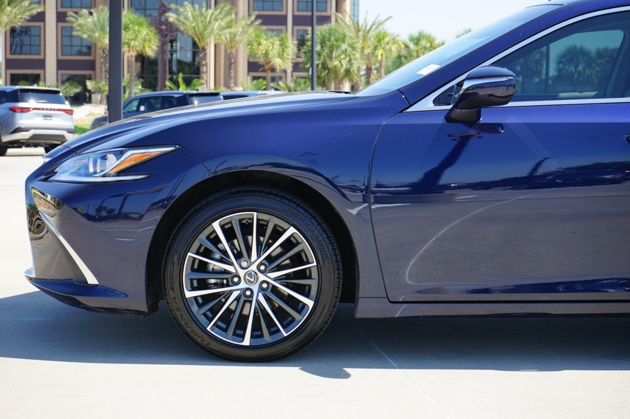 2025 Lexus ES 350 photo 11