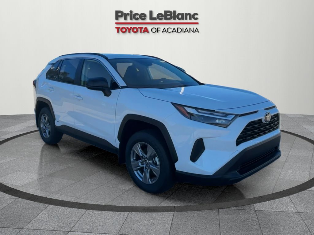2025 Toyota RAV4 LE's photo