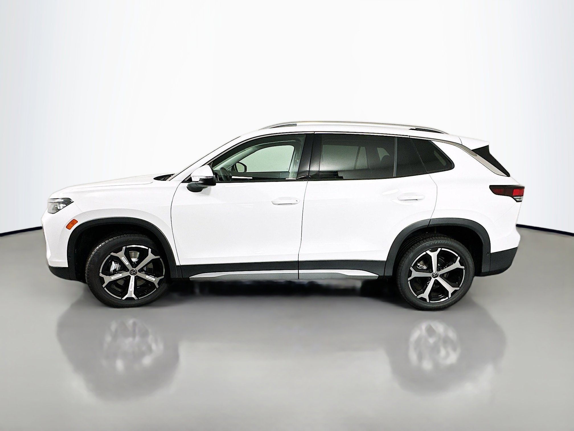 2025 Volkswagen Tiguan SE photo 2