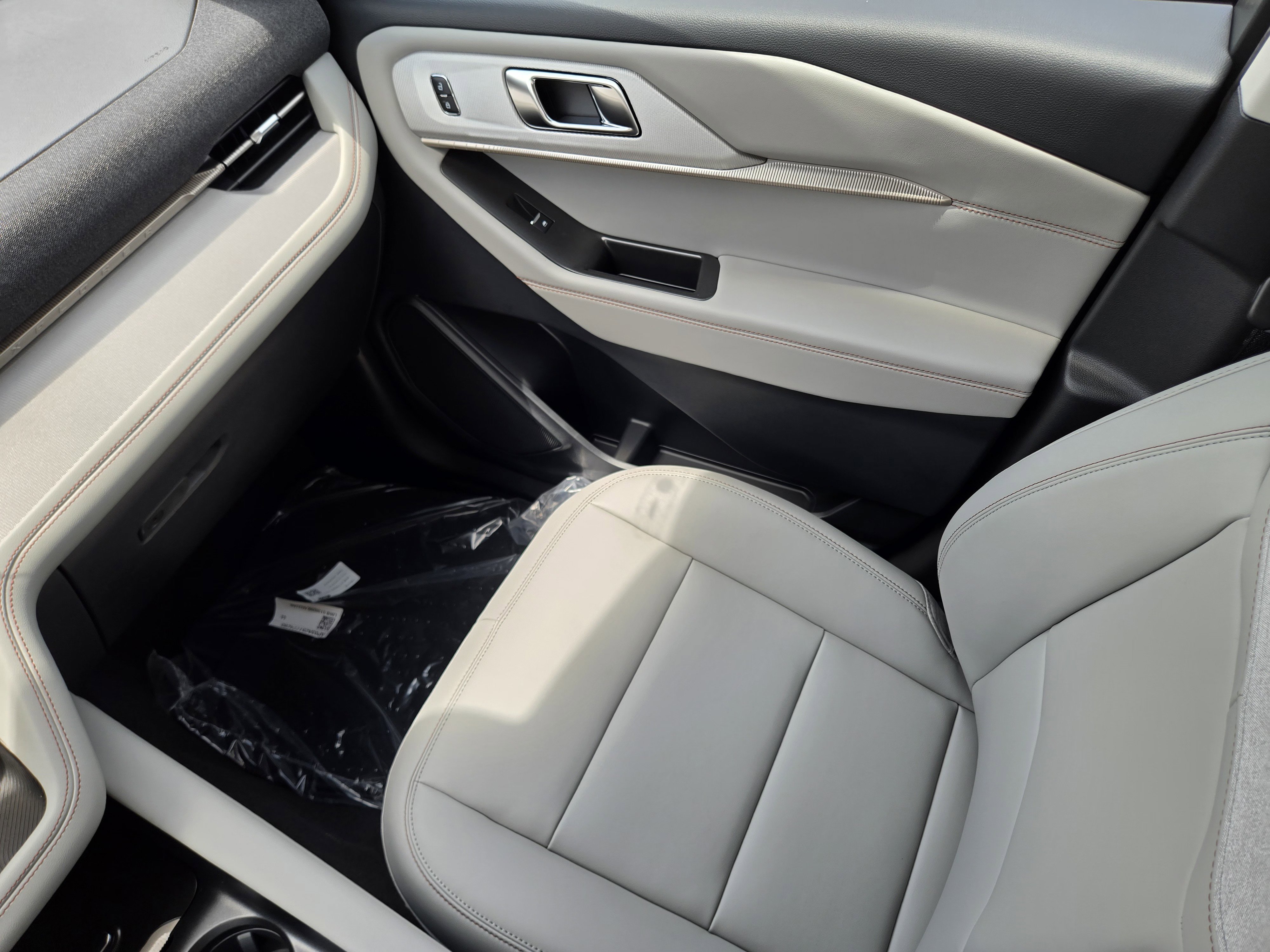 2025 Ford Explorer photo 2
