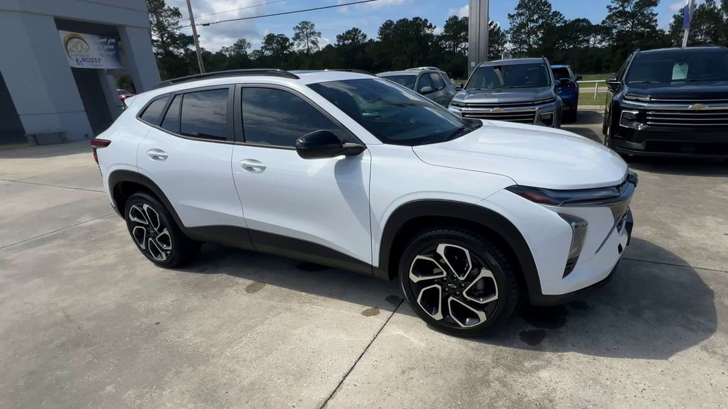 2025 Chevrolet Trax photo 2