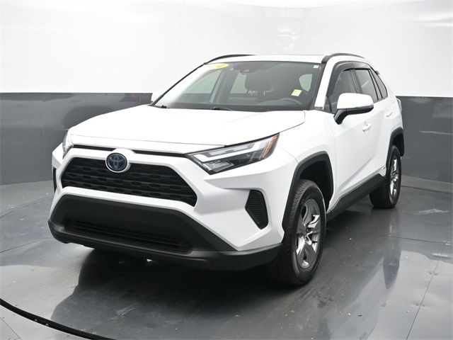 2024 Toyota RAV4 XLE's photo