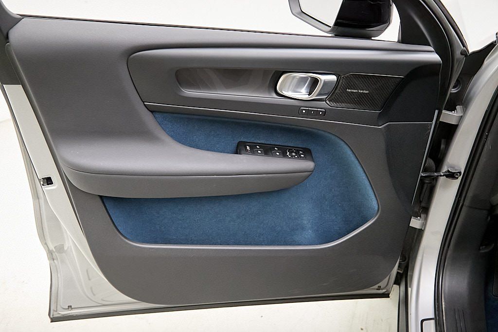 2023 VOLVO XC40 - Image 10