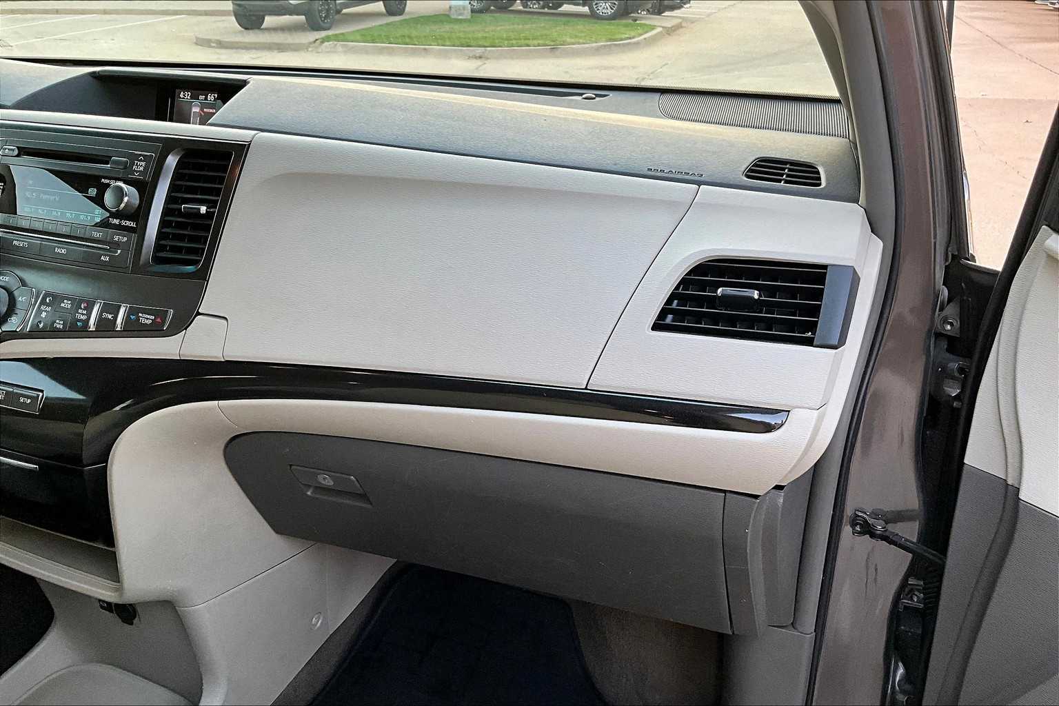 2013 Toyota Sienna LE photo 16