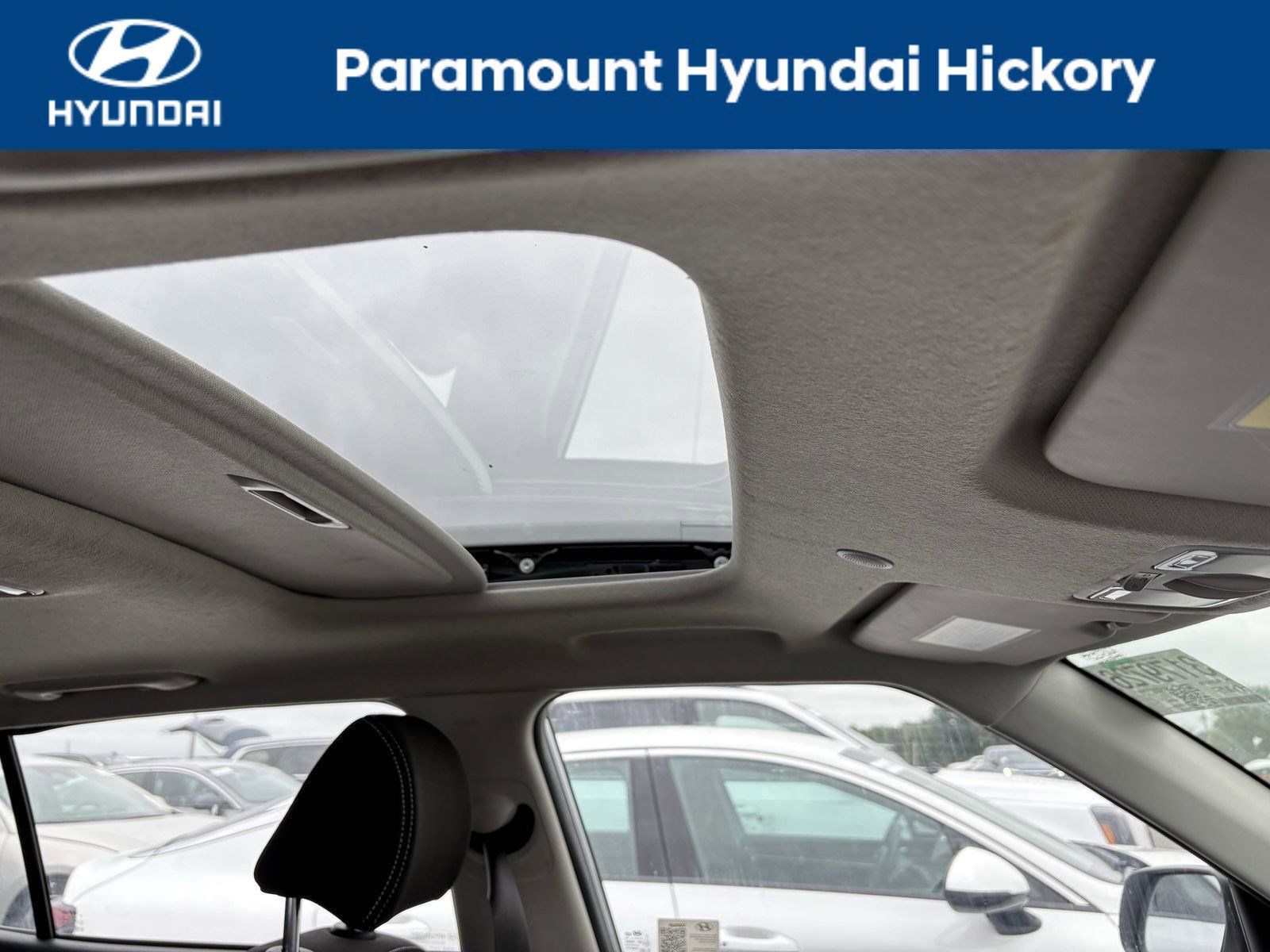 2024 Hyundai Venue SEL photo 3