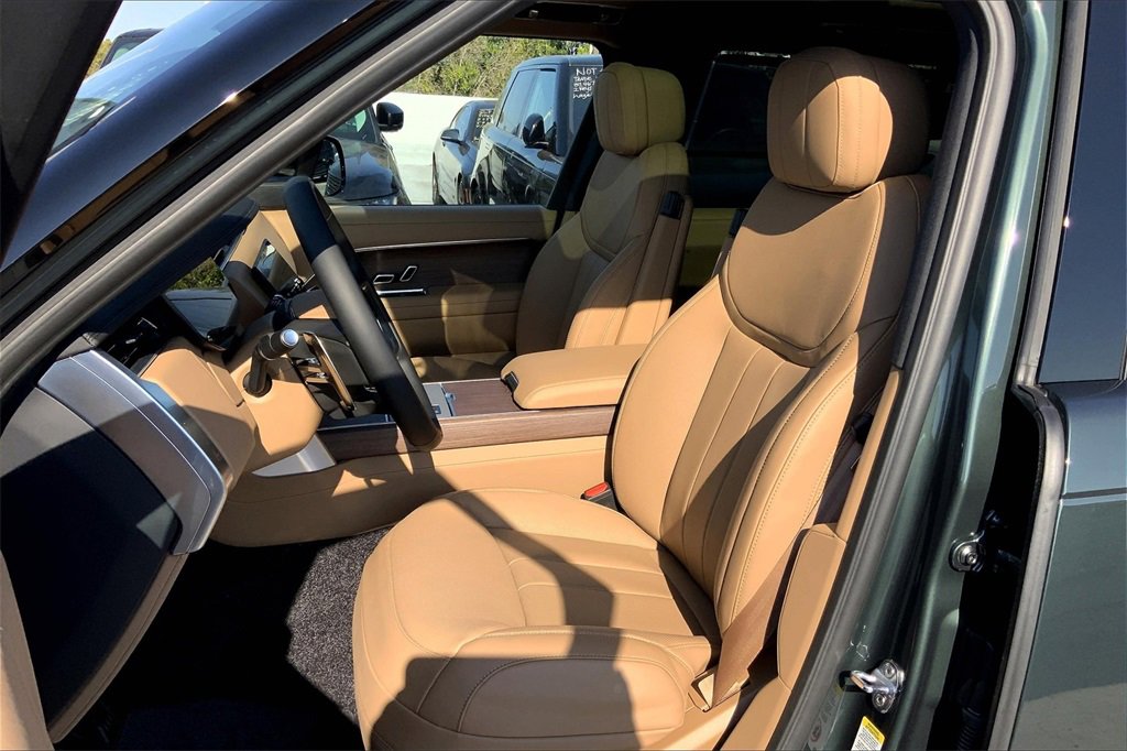 2025 Land Rover Range Rover SE photo 5