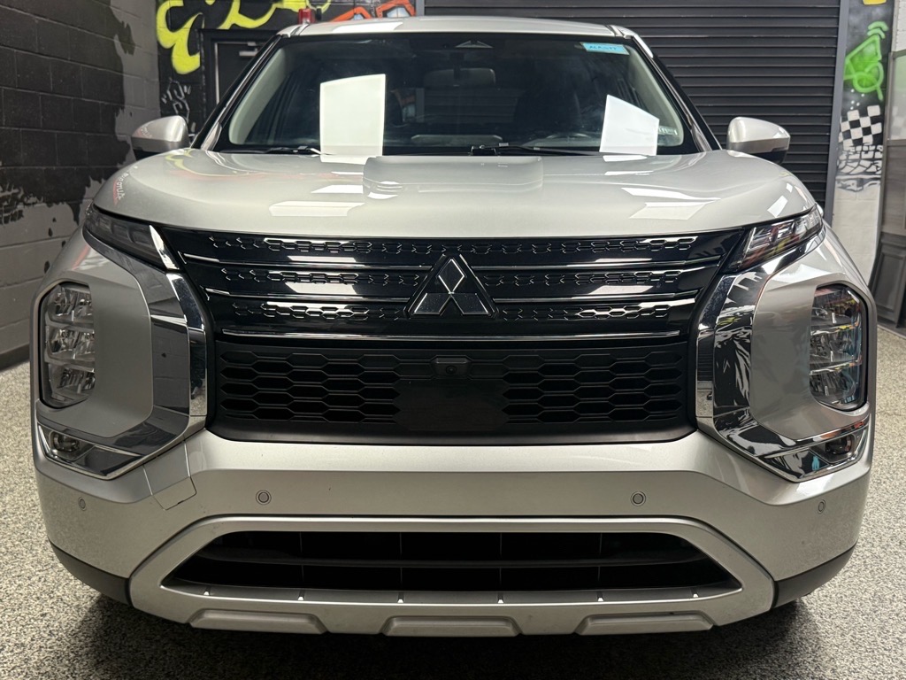 2024 Mitsubishi Outlander SE Black Edition photo 2