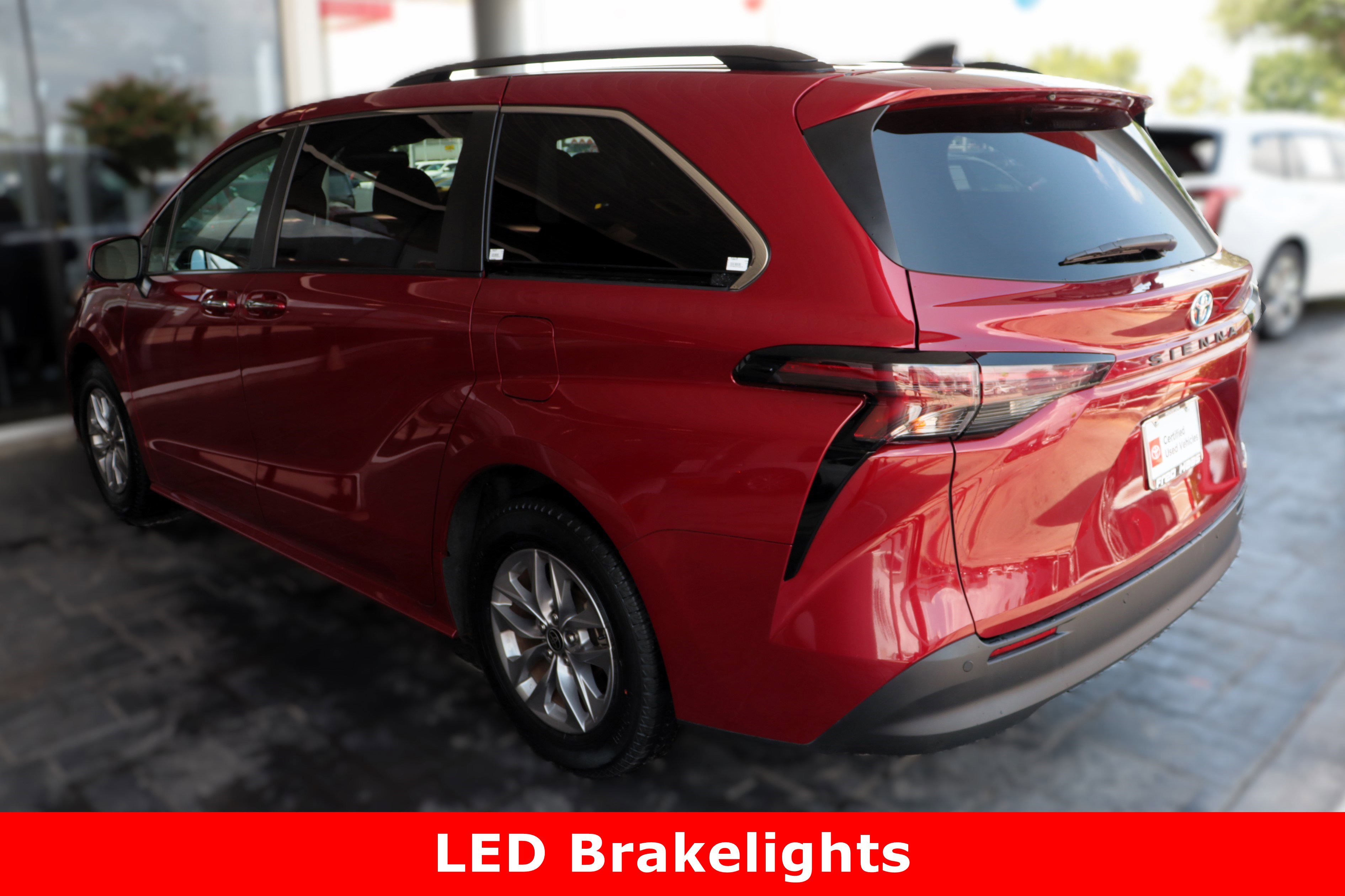2023 Toyota Sienna XLE photo 8