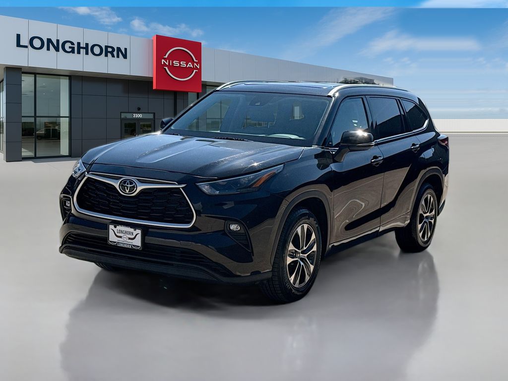 2022 Toyota Highlander XLE photo 3