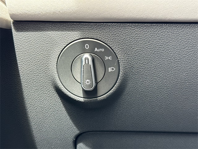 2025 Volkswagen Taos SE photo 31