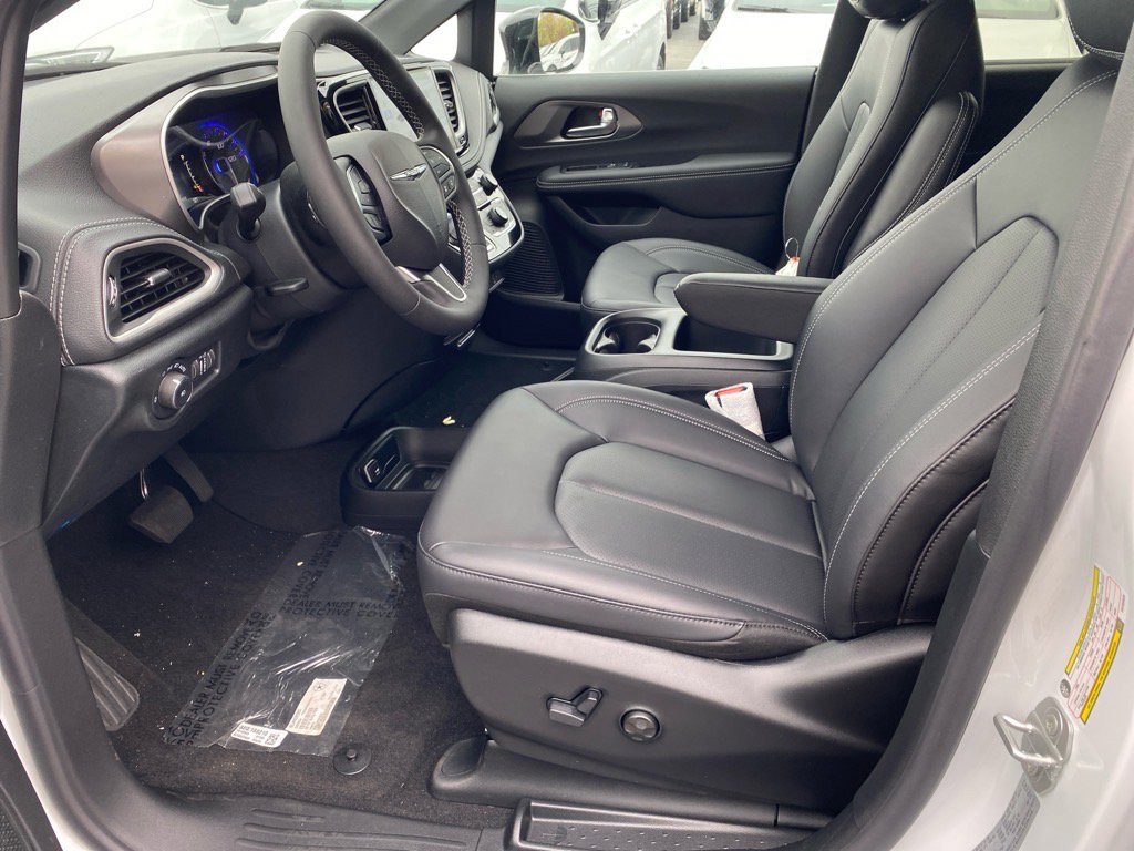 2026 Chrysler Pacifica photo 4