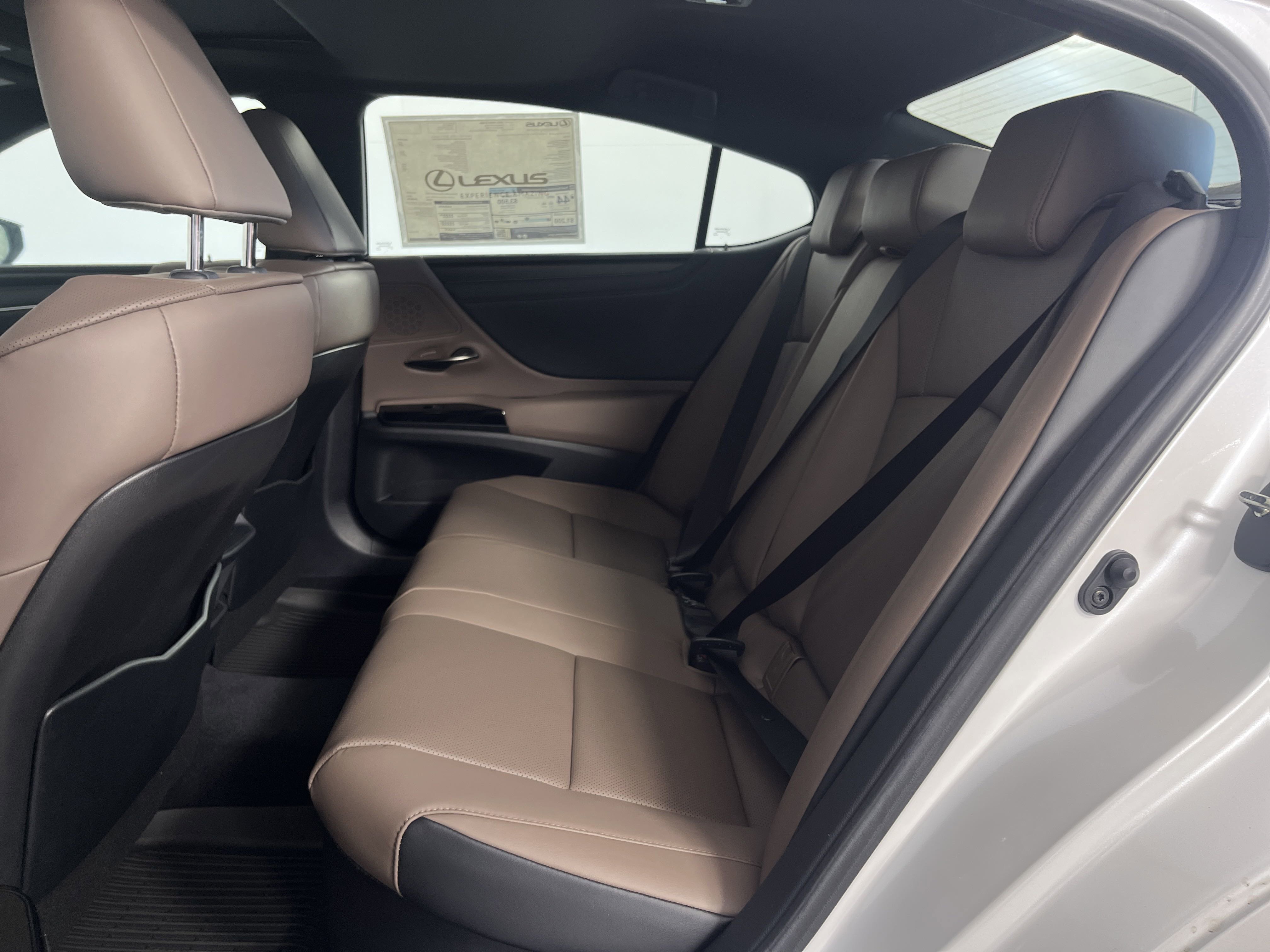 2025 Lexus ES 300h photo 3