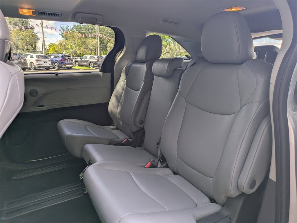 2023 Toyota Sienna XLE photo 12