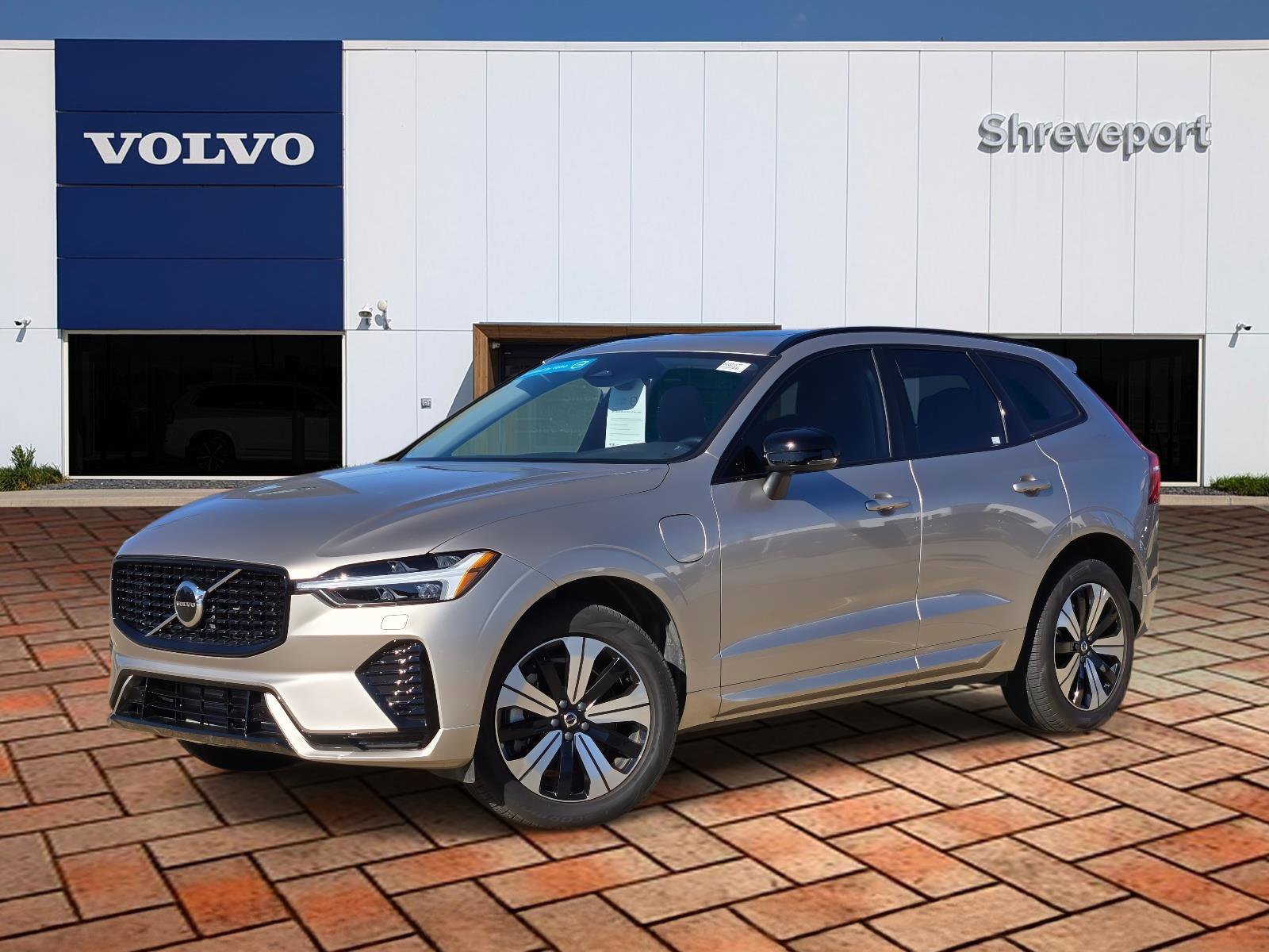 2025 Volvo XC60 Core's photo