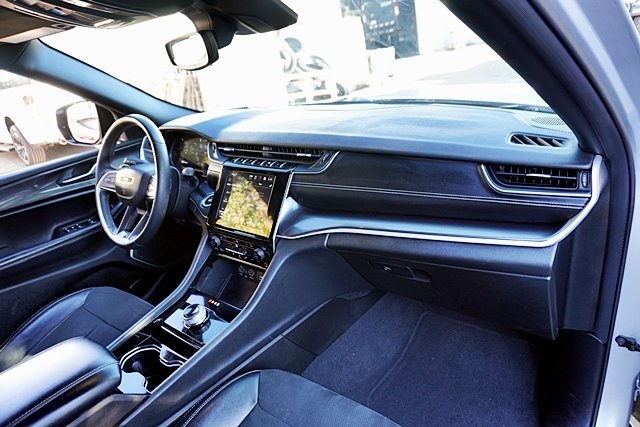 Used 2021 Silver Jeep Altitude image 10