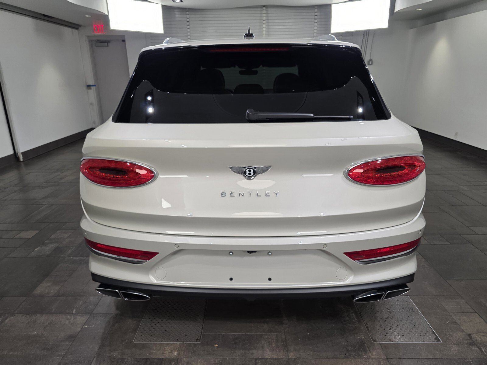 2023 Bentley Bentayga V8 photo 3